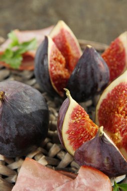 gri ahşap masa üzerinde jambon ile lezzetli incir