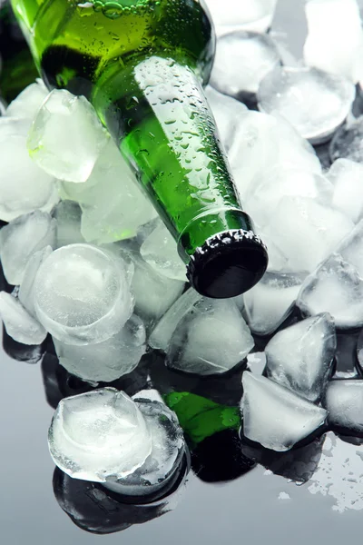 Garrafa de cerveja com cubos de gelo, de perto — Fotografia de Stock