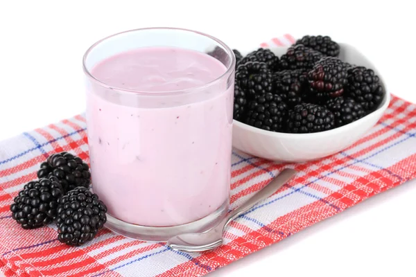 Sweet blackberries with yogurt isolate on white — Stock Photo, Image