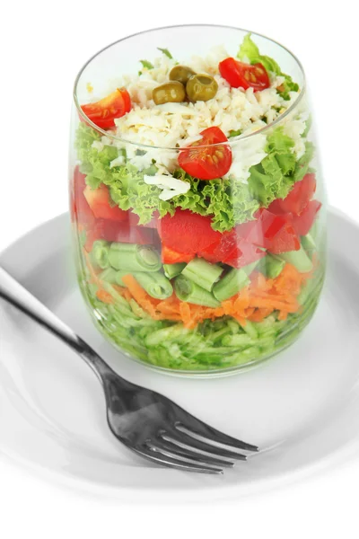 Schmackhafter Salat mit frischem Gemüse, isoliert auf weiß — Stockfoto