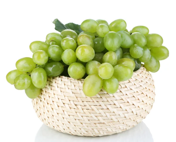 成熟的绿色葡萄在篮子上白色隔离 — 图库照片