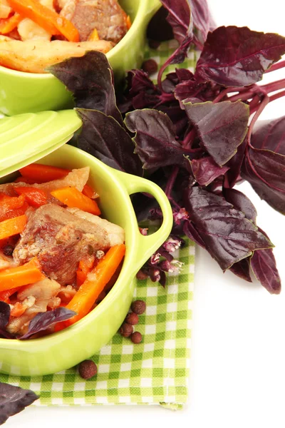 Fríe la carne de res casera con verduras en sartenes de color, aisladas en blanco —  Fotos de Stock