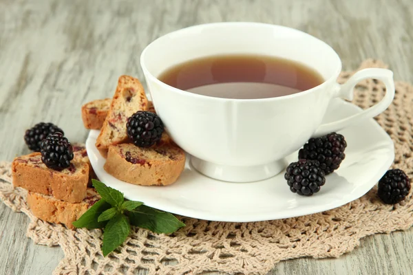 Kopp te med kakor och björnbär på tabell närbild — Stockfoto