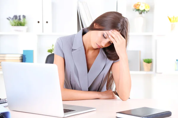 Joven mujer de negocios en el cargo — Foto de Stock