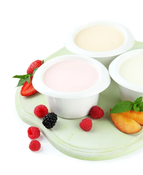 Смачний йогурт з фруктами та ягодами ізольовано на білому — стокове фото