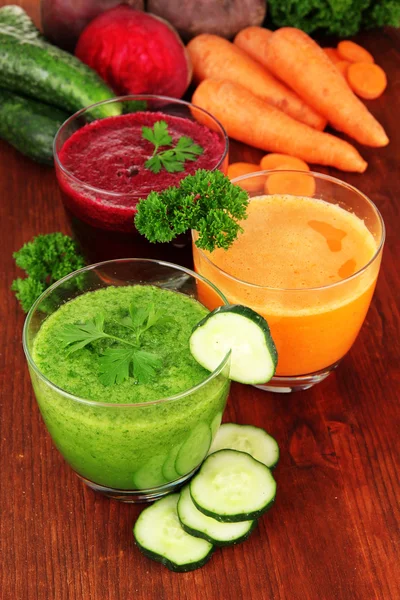 Jugos de verduras frescas en primer plano de la mesa — Foto de Stock