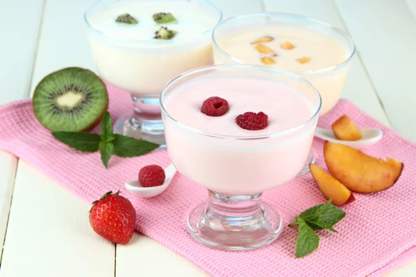 Iogurte delicioso com frutas e bagas na mesa close-up — Fotografia de Stock