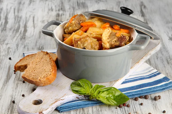 Homemade beef stir fry with vegetables in color pan, on wooden background — Stock Photo, Image