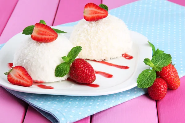 Deliziose torte di cocco sul piatto sul tavolo primo piano — Foto Stock