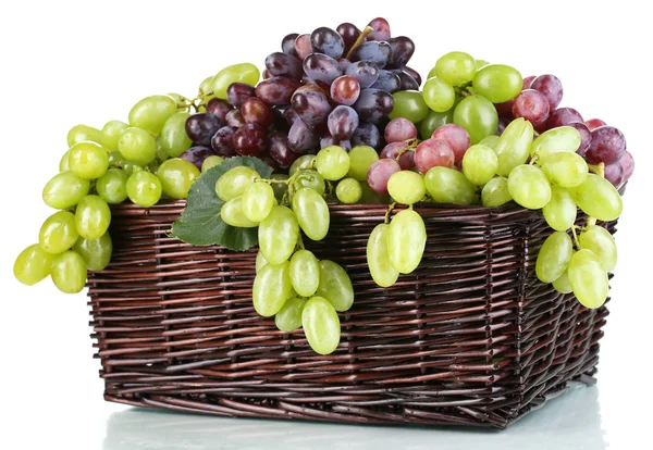 Uvas verdes e roxas maduras em cesta isoladas a branco — Fotografia de Stock