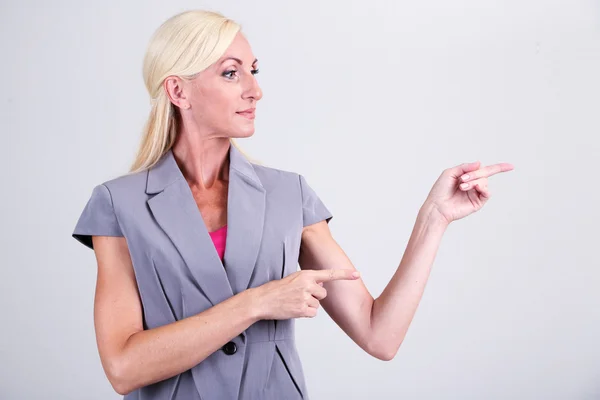 Zakelijke vrouw portret op grijze achtergrond — Stockfoto