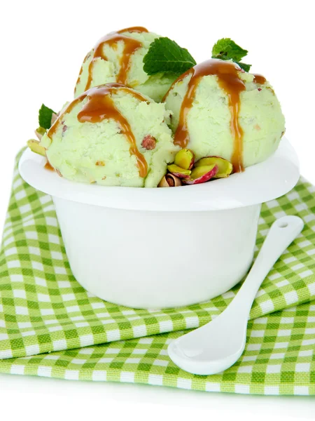 Вкусные шарики мороженого в миске, изолированные на белом — стоковое фото