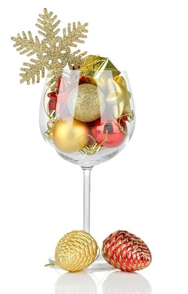 Wijnglas gevuld met kerstversiering, geïsoleerd op wit — Stockfoto