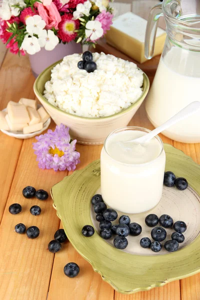 Produits laitiers frais avec myrtille sur table en bois close-up — Photo