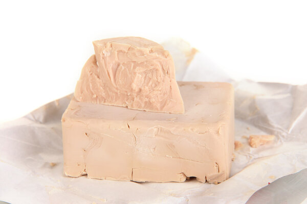 Дрожжи кубики изолированы на белом
