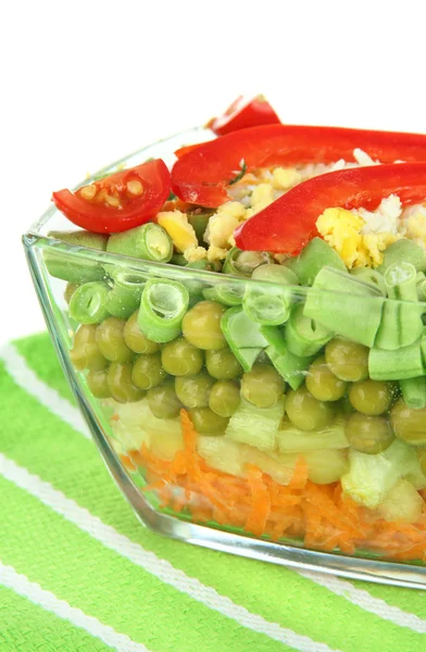 Νόστιμη σαλάτα με φρέσκα λαχανικά, που απομονώνονται σε λευκό — Φωτογραφία Αρχείου