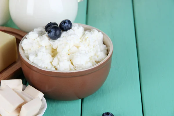 Fresh cottage cheese with blueberry on wooden table close-up — Stock Photo, Image