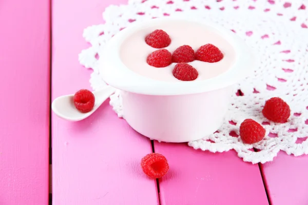 Köstlicher Joghurt mit Beeren auf dem Tisch aus nächster Nähe — Stockfoto