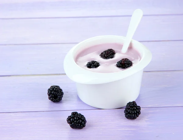 Delicioso yogur con bayas en primer plano —  Fotos de Stock