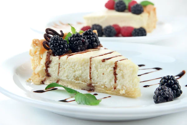 Scheiben Käsekuchen auf Teller, Nahaufnahme — Stockfoto