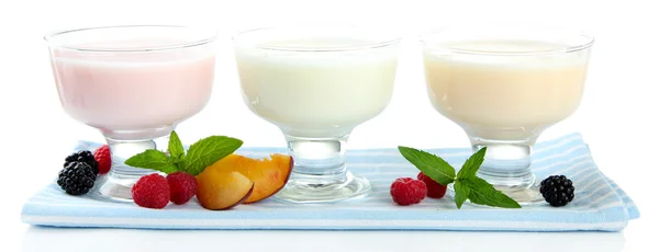 Läckra yoghurt med frukt och bär isolerad på vit — Stockfoto