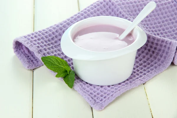 Вкусный йогурт на столе крупным планом — стоковое фото