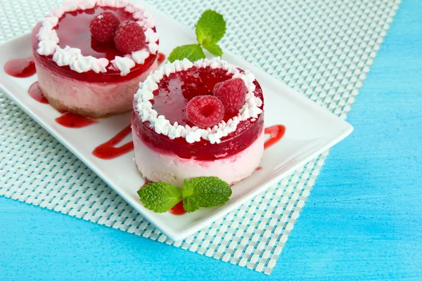 Köstliche Beerenkuchen auf dem Teller auf dem Tisch aus nächster Nähe — Stockfoto