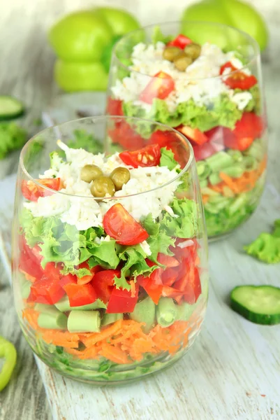 Salade savoureuse aux légumes frais sur table en bois — Photo