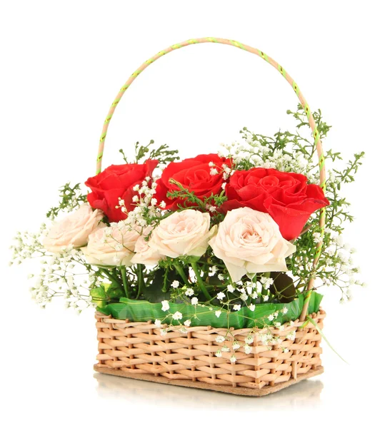 Красиві троянди в плетеному кошику — стокове фото