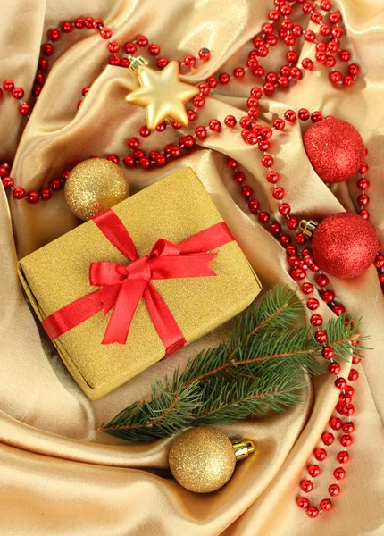 美丽明亮的礼品和圣诞装饰，在丝绸布料 — 图库照片
