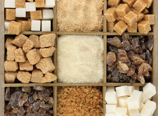 Verschiedene Zuckerarten in Holzkiste in Großaufnahme — Stockfoto