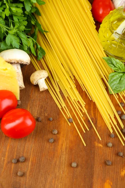 Pasta med olja, ost och grönsaker på träbord närbild — Stockfoto