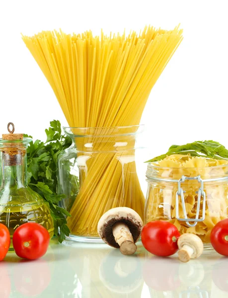 Diferentes tipos de pasta con verduras aisladas en blanco — Foto de Stock