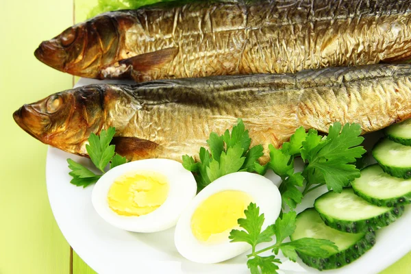 Poisson fumé sur assiette gros plan — Photo