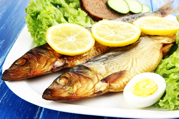 Pescado ahumado en plato de cerca — Foto de Stock