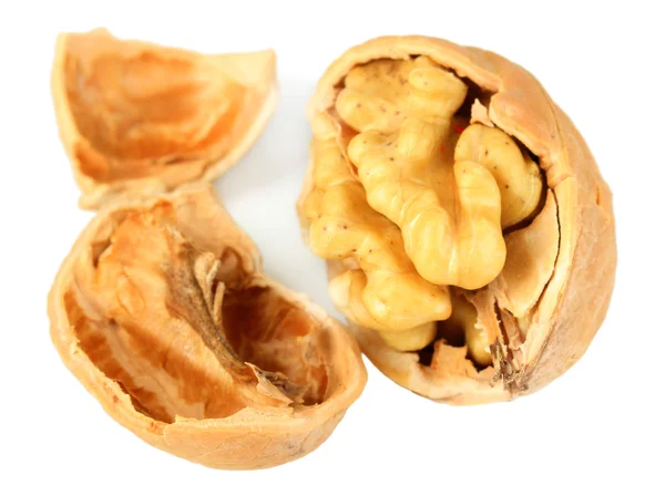 Сломанный орех изолирован на белом — стоковое фото