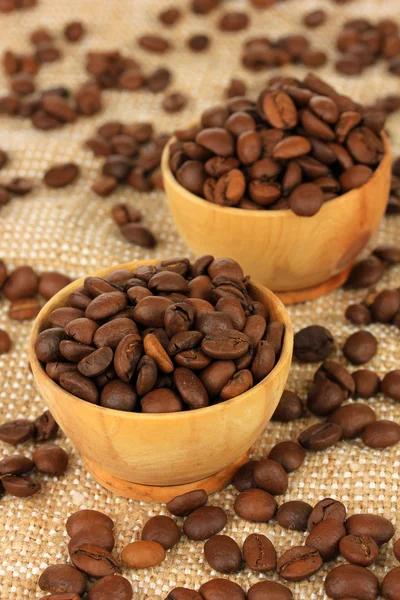 Kávová zrna v miskách na tabulka detail — Stock fotografie
