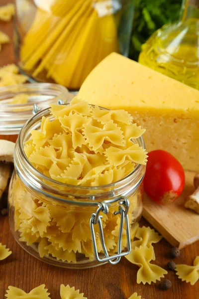 Pasta con olio, formaggio e verdure sulla tavola di legno primo piano — Foto Stock