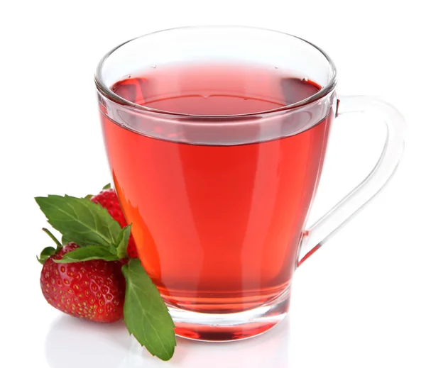 Beyaz izole lezzetli çilek çayı — Stok fotoğraf