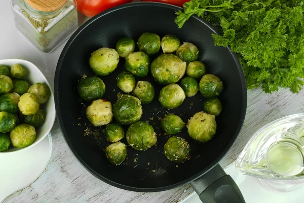 Brotes de Bruselas frescos en sartén con verduras y especias aisladas sobre blanco —  Fotos de Stock