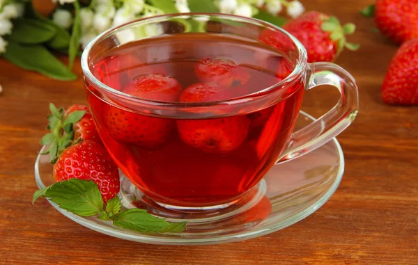 Lahodný jahodový čaj na tabulka detail — Stock fotografie