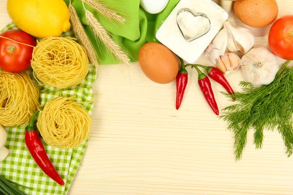 Conceito de cozinha. Mercearia em mesa de madeira — Fotografia de Stock