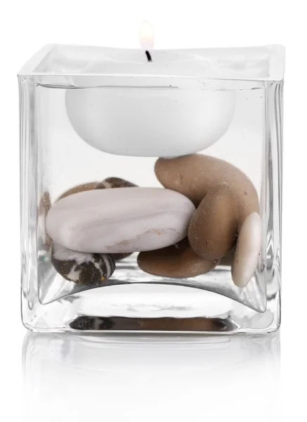 ろうそく、水、白で隔離される石で装飾的な花瓶 — ストック写真