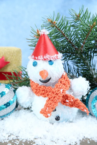 Hermoso muñeco de nieve y decoración de Navidad, sobre fondo azul — Foto de Stock