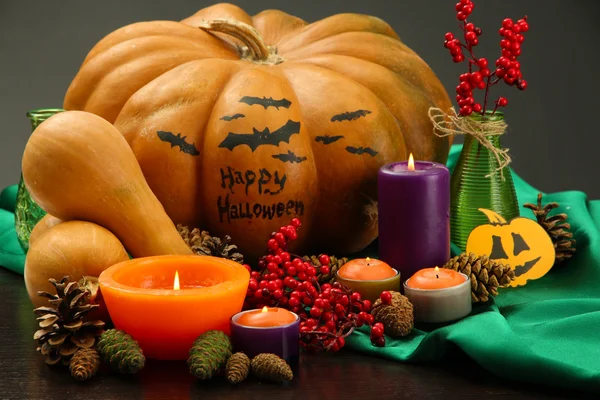 Композиция на Хэллоуин с тыквами и свечами крупным планом — стоковое фото