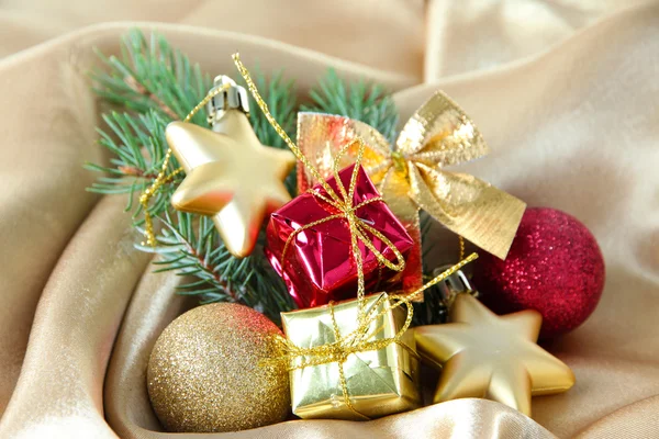 Bellissimo arredamento natalizio su tessuto di raso dorato — Foto Stock