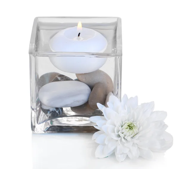 Dekorativní váza s svíčku, vodou a kameny na světle modrém pozadí — Stock fotografie