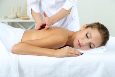 sırt masajı kadar yakın olan güzel bir genç kadın