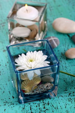 mum, su ve taş ahşap masa yakın çekim üzerinde dekoratif vazolar