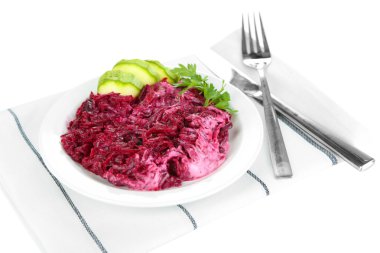 plaka üzerinde beyaz izole peçete üzerinde pancar salatası